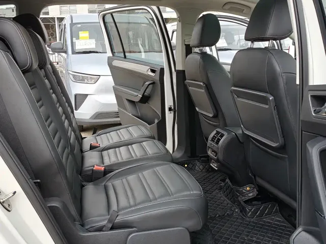 Volkswagen Touran — Фото автомобиля 9