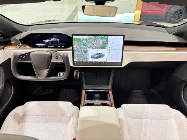 Tesla Model S — Фото автомобиля 12