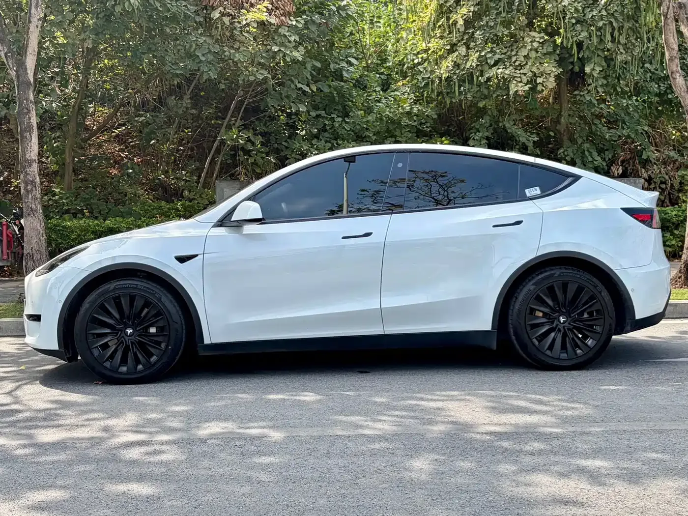 Tesla Model Y 2022 Rear-Wheel Drive Version — Фото автомобиля 3