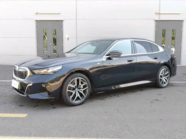 Фотография автомобиля — BMW i5