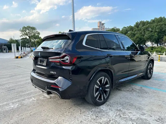 BMW iX3 — Фото автомобиля 9