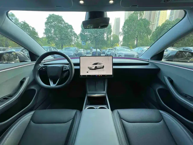 Tesla Model 3 — Фото автомобиля 5