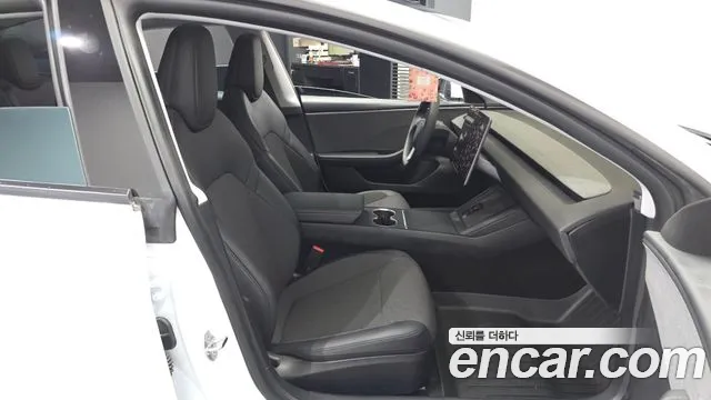 Tesla Model 3 — Фото автомобиля 11