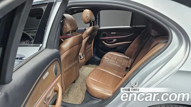 Mercedes-Benz E-Class — Фото автомобиля 11