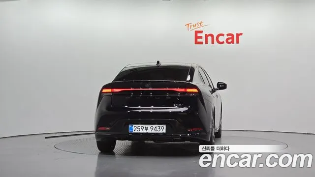 Toyota Prius Generation 5 — Фото автомобиля 3