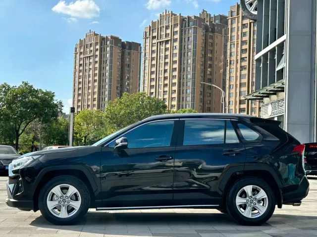 Toyota RAV4 — Фото автомобиля 3