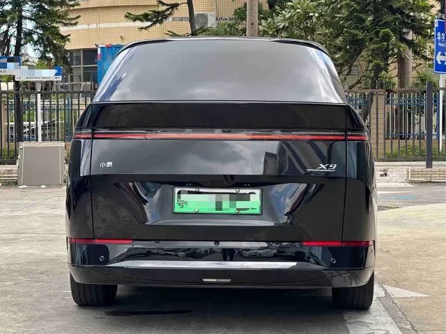 Xpeng X9 — Фото автомобиля 6