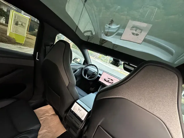 Tesla Model Y L — Фото автомобиля 13