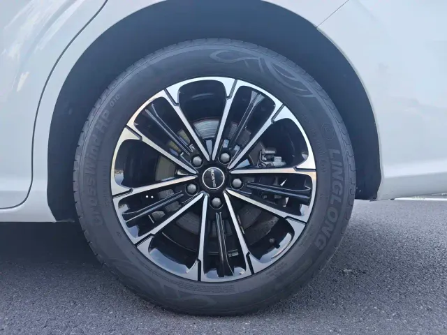 Roewe iMAX8 — Фото автомобиля 5