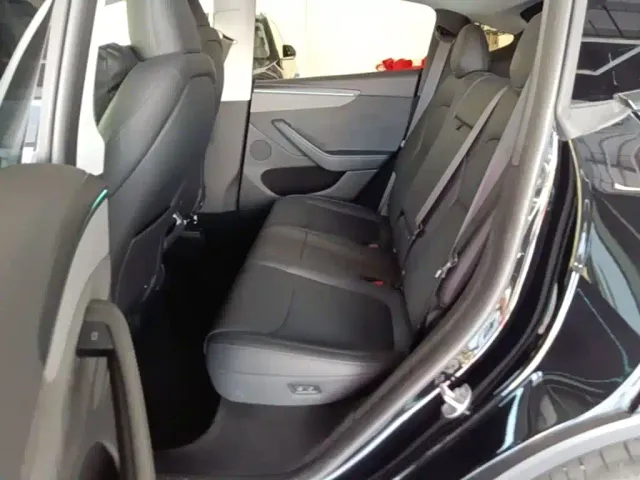 Tesla Model Y — Фото автомобиля 16