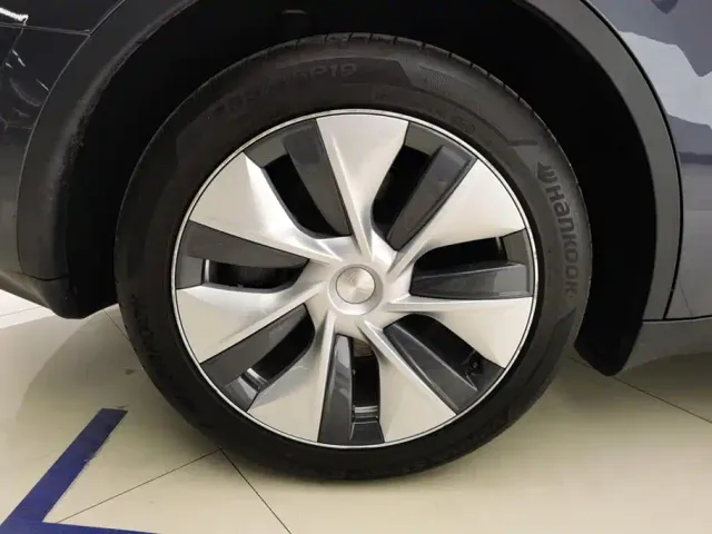 Tesla Model Y — Фото автомобиля 6