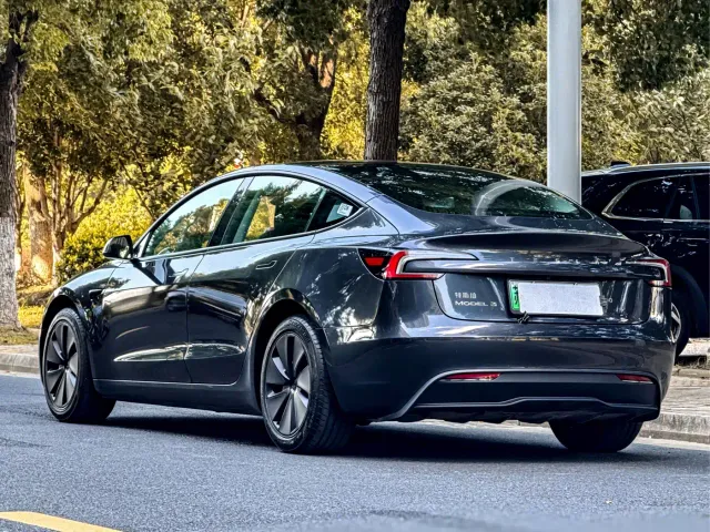 Tesla Model 3 — Фото автомобиля 6