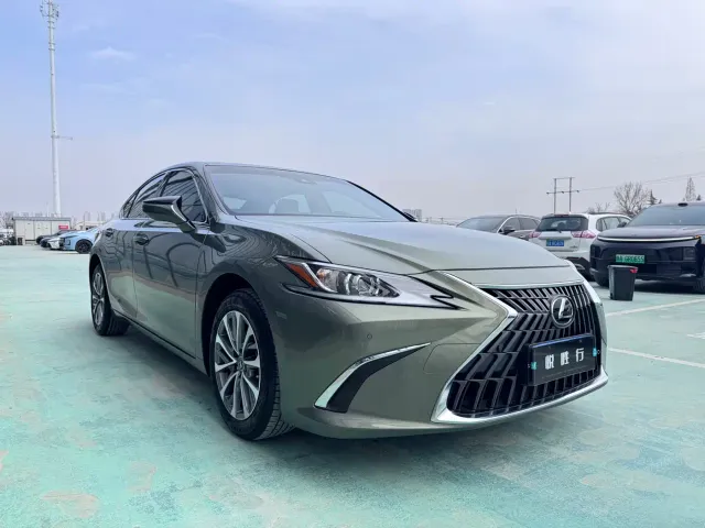 Lexus ES — Фото автомобиля 3