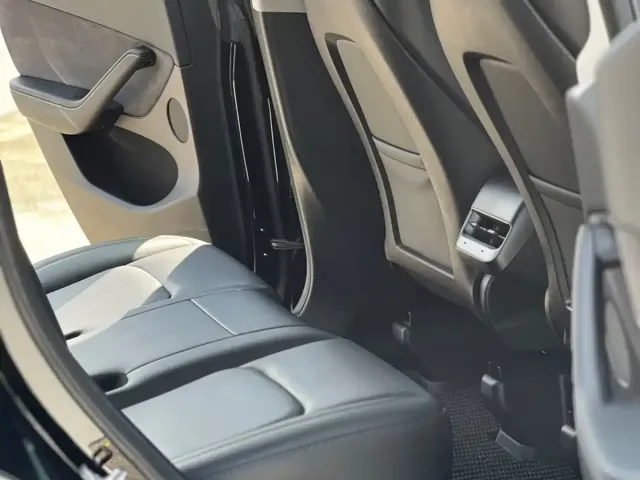Tesla Model Y — Фото автомобиля 6