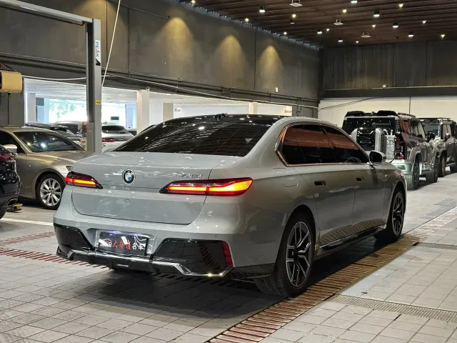 BMW 7 Series — Фото автомобиля 10