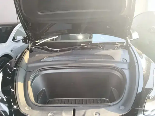 Tesla Model Y — Фото автомобиля 19