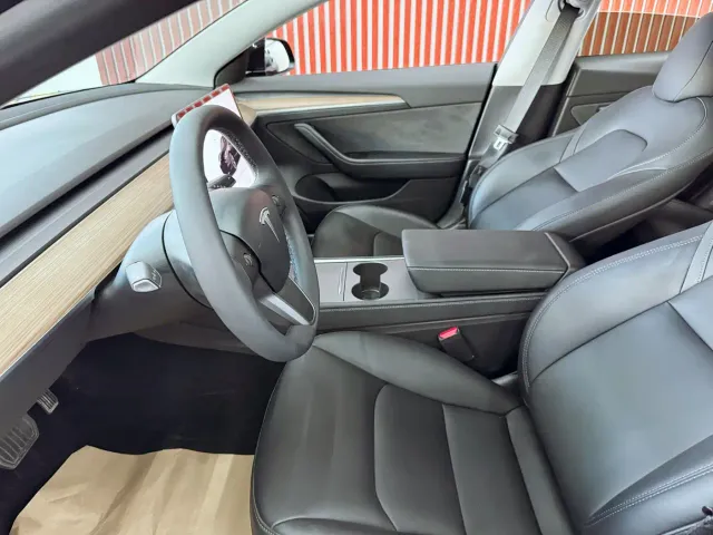 Tesla Model 3 — Фото автомобиля 14