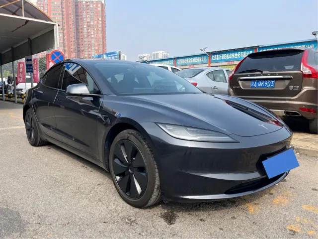 Tesla Model 3 — Фото автомобиля 3
