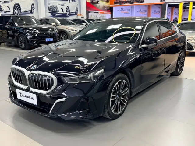 Фотография автомобиля — BMW 5 Series