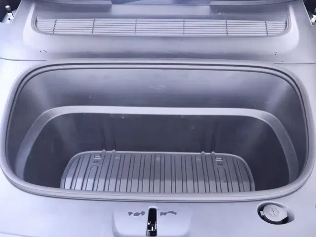 Tesla Model Y L — Фото автомобиля 27