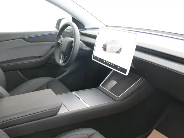 Tesla Model Y — Фото автомобиля 16