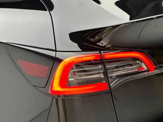 Tesla Model Y — Фото автомобиля 18