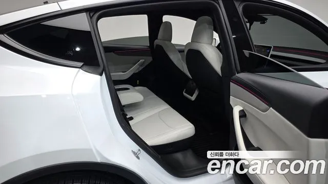 Tesla Model Y — Фото автомобиля 18