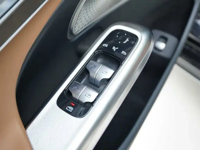 Mercedes-Benz E-Class — Фото автомобиля 9