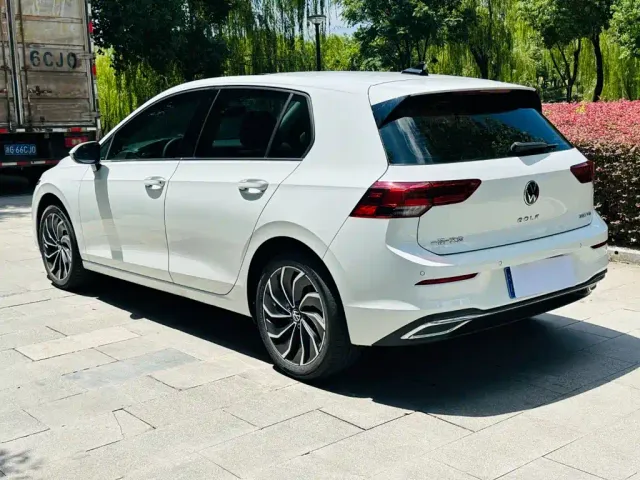 Volkswagen Golf — Фото автомобиля 7