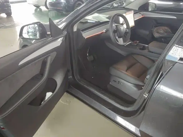 Tesla Model Y — Фото автомобиля 15
