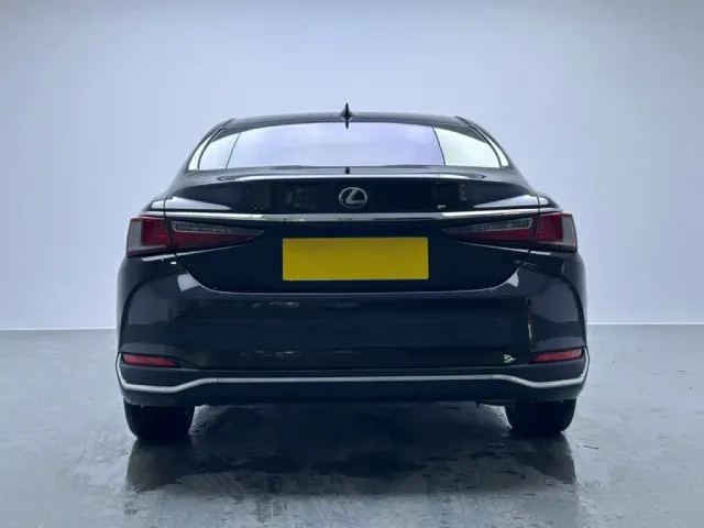 Lexus ES — Фото автомобиля 6