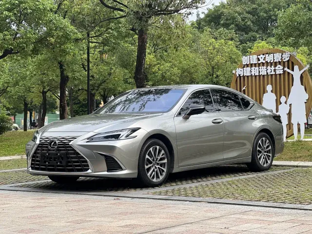 Lexus ES — Фото автомобиля 2