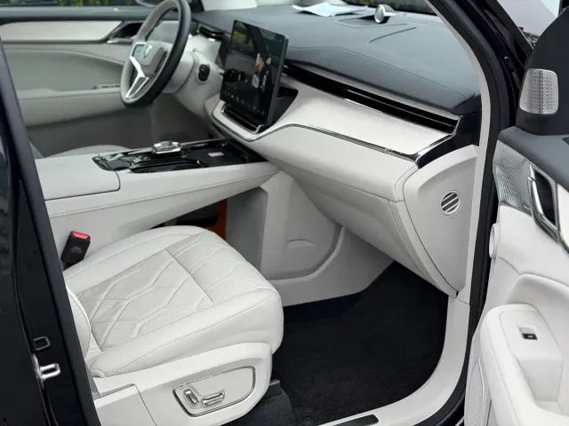 Volvo EM90 — Фото автомобиля 15