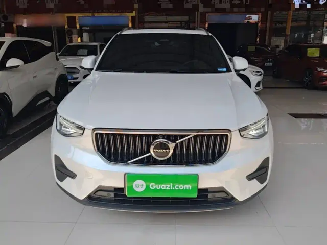 Volvo XC40 — Фото автомобиля 2