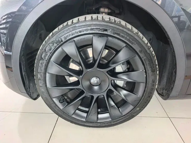 Tesla Model Y — Фото автомобиля 4