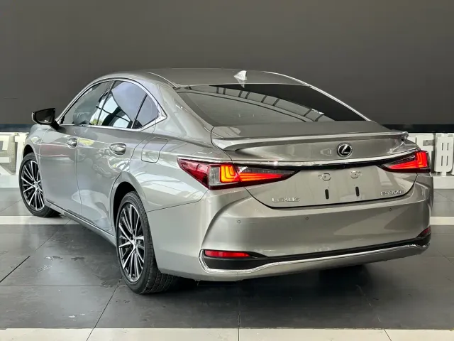 Lexus ES — Фото автомобиля 6