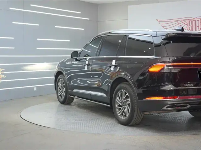 Lincoln Aviator — Фото автомобиля 3