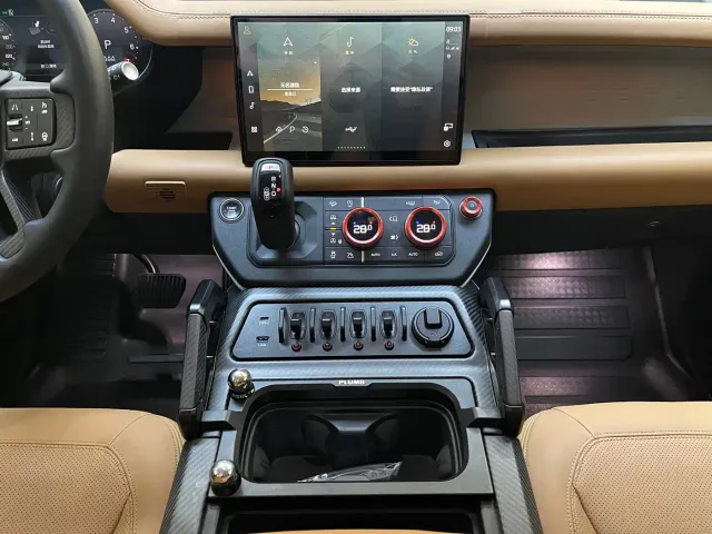 Land Rover Defender — Фото автомобиля 14