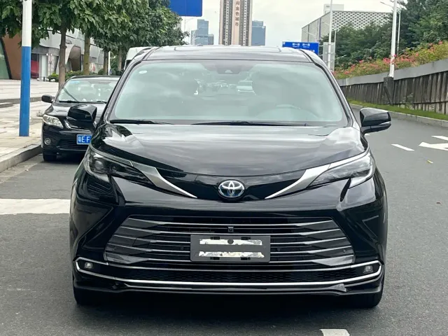 Toyota Sienna — Фото автомобиля 3