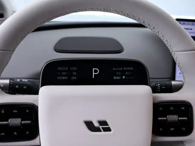 Li Auto i8 — Фото автомобиля 6