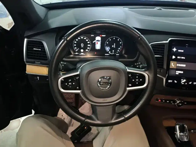 Volvo XC90 — Фото автомобиля 10