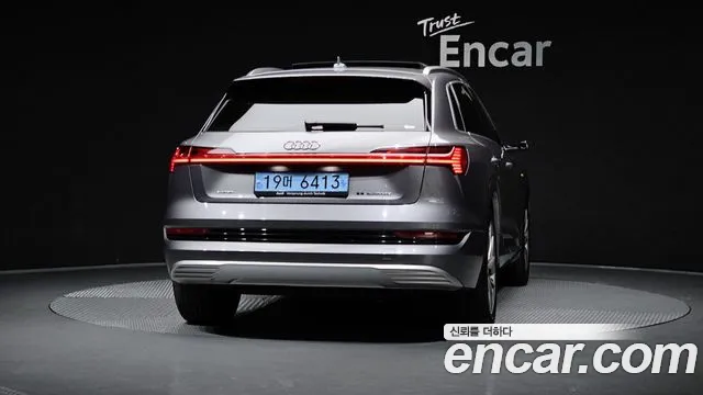 Audi e-tron — Фото автомобиля 3
