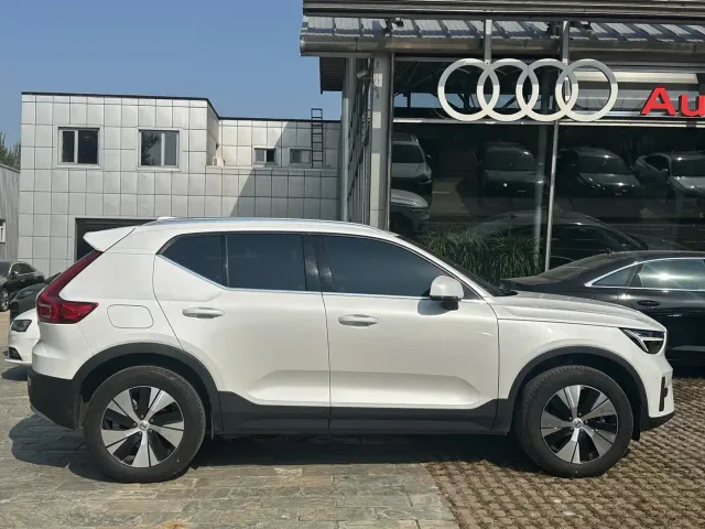 Volvo XC40 — Фото автомобиля 5