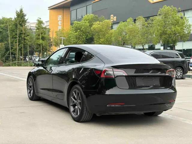 Tesla Model 3 — Фото автомобиля 5