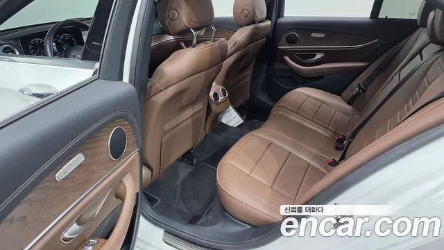 Mercedes-Benz E-Class — Фото автомобиля 12