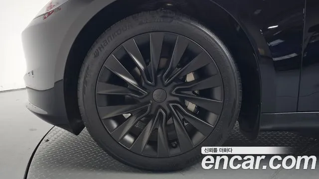 Tesla Model 3 — Фото автомобиля 5
