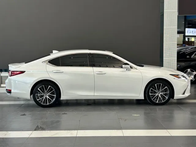 Lexus ES — Фото автомобиля 7