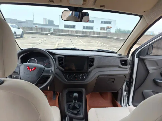 Wuling Hongguang V — Фото автомобиля 13