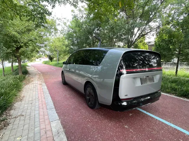 Li Auto MEGA — Фото автомобиля 6