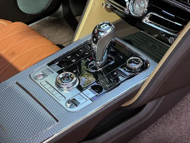 Bentley Flying Spur — Фото автомобиля 19